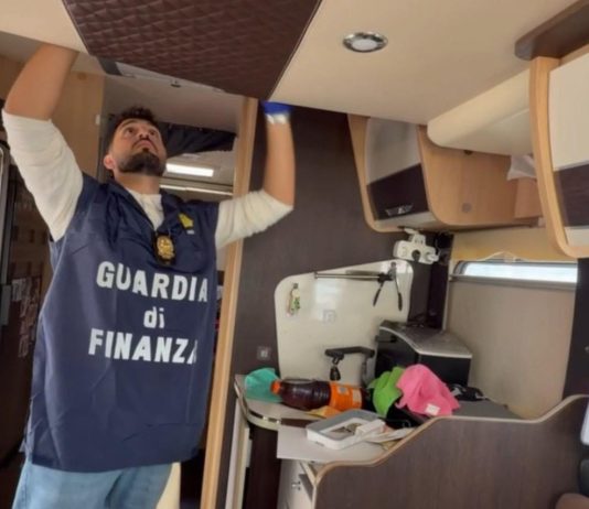 Droga per oltre 5 milioni nascosta in un caravan, 3 arresti nel Varesotto / Video