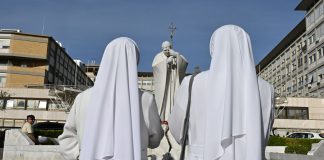 Decorso post-operatorio regolare per Papa Leone XIV, “Ha mangiato e svolto fisioterapia respiratoria”