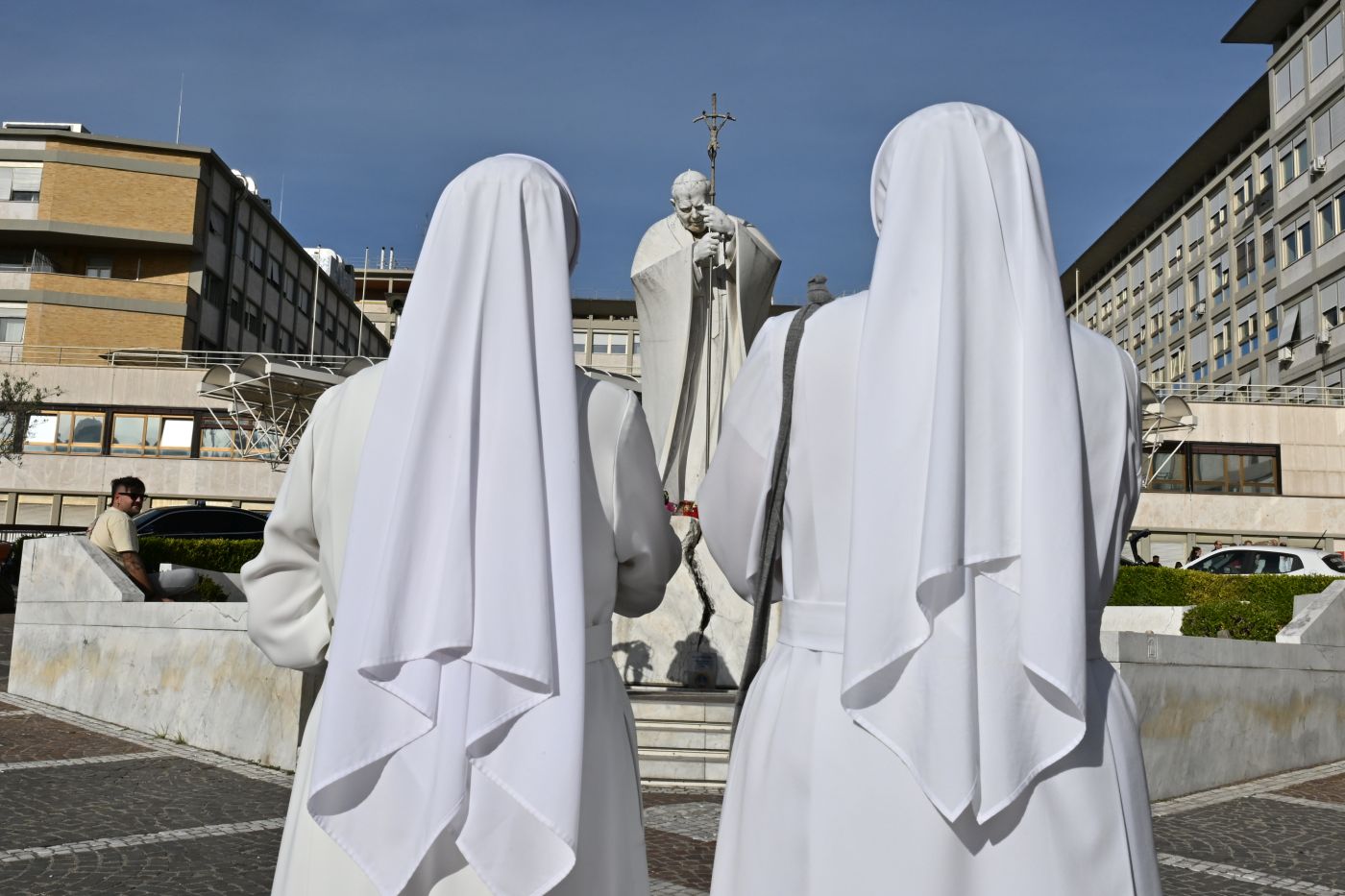 Decorso post-operatorio regolare per Papa Leone XIV, “Ha mangiato e svolto fisioterapia respiratoria”