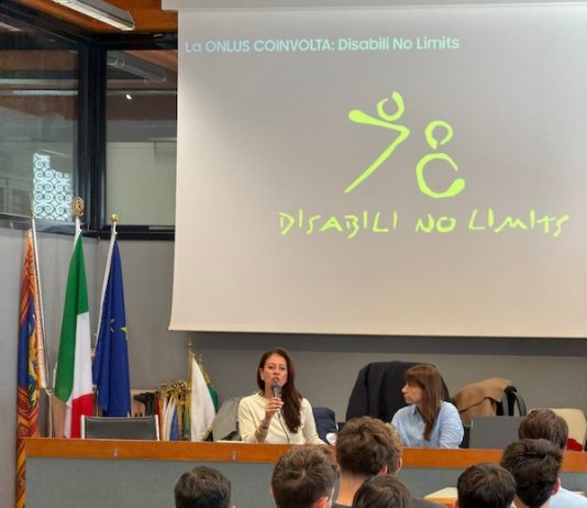 Giusy Versace sale in cattedra all’IIS Benedetti-Tommaseo di Venezia per parlare di tecnologia, sport e disabilità.