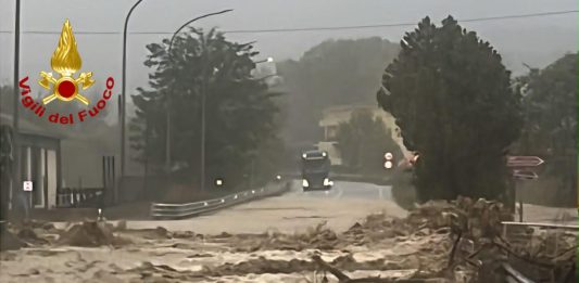 Italia nella morsa del maltempo, in Veneto un albero crolla su un’auto e uccide militare 46enne
