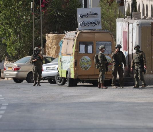 Blitz di Israele in diverse località della Cisgiordania, decine di palestinesi arrestati