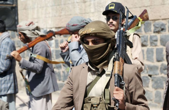 Sanaa, sostenitori degli Houthi ad una manifestazione armata contro il coinvolgimento di Turchia e Pakistan nel conflitto in Yemen