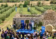 Mapei consegna 1.5000 ulivi agli agricoltori di Olivami
