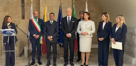 Bari e Lituania unite nel nome di Bona Sforza: svelato bassorilievo al Castello Svevo / Video