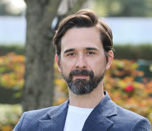 L’attore Davide Iacopini in terapia intensiva: è stato aggredito e preso a calci mentre era in monopattino