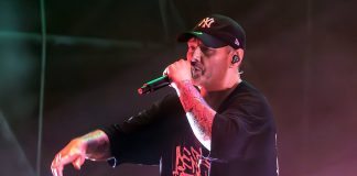 Fabri Fibra compie 50 anni e li festeggia in vetta alle classifiche