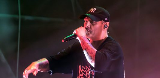 Fabri Fibra compie 50 anni e li festeggia in vetta alle classifiche