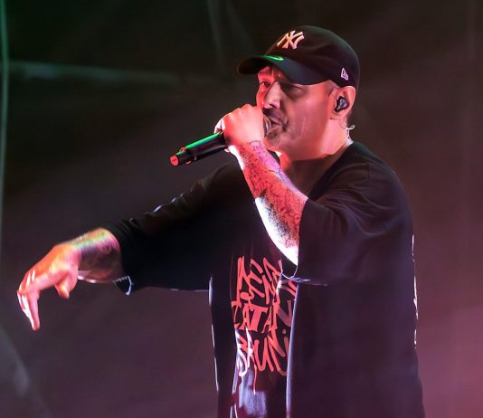 Fabri Fibra compie 50 anni e li festeggia in vetta alle classifiche
