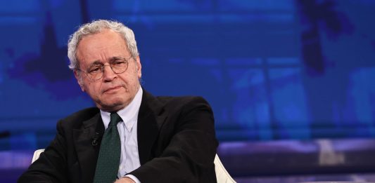 Mentana lascia la conduzione del Tg La7, il 23 dicembre sarà l’ultimo giorno