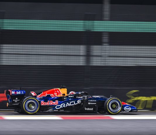 F1, a Singapore Verstappen in pole nella sprint ma sotto investigazione. Russell 2° davanti a Leclerc