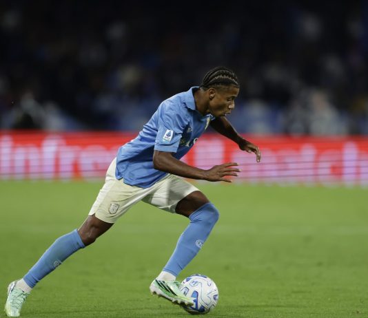 Napoli, si ferma David Neres: lesione di basso grado alla coscia destra