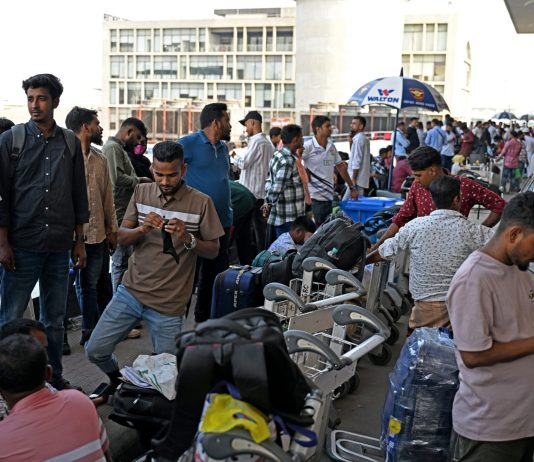 إصابة أربعة أشخاص في الرياض جراء سقوط شظايا صواريخ بعد اعتراضها