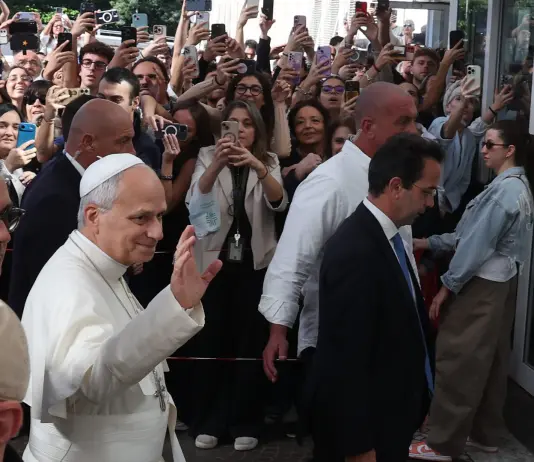 Papa Leone XIV verrà dimesso dall’ospedale nel pomeriggio, domani l’Angelus a San Pietro