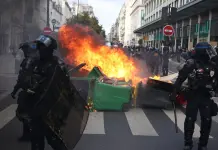 Proteste e scontri in Francia, a Parigi 61 fermi