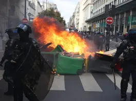 Proteste e scontri in tutta la Francia, 272 fermi