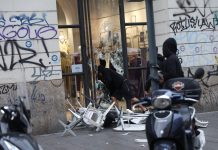 Nuovi momenti di tensione in centro a Milano, assaltati alcuni negozi