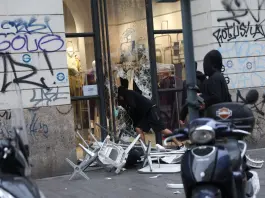 Ancora scontri in centro a Milano, assaltati alcuni negozi. Meloni convoca riunione sull’ordine pubblico