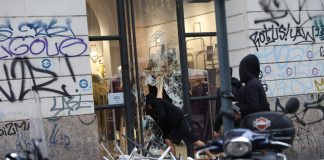 Ancora scontri in centro a Milano, assaltati alcuni negozi. Meloni convoca riunione sull’ordine pubblico