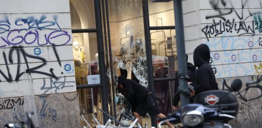 Ancora scontri in centro a Milano, assaltati alcuni negozi. Meloni convoca riunione sull’ordine pubblico