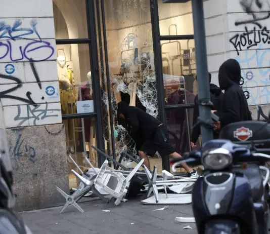 Nuovi momenti di tensione in centro a Milano, assaltati alcuni negozi