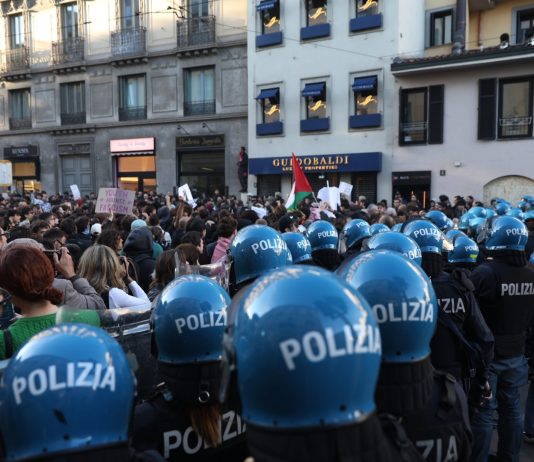 Città blindate, in corso manifestazioni in tutta Italia: scontri e feriti a Bologna, a Roma forzati gli ingressi del Colosseo / Foto e Video