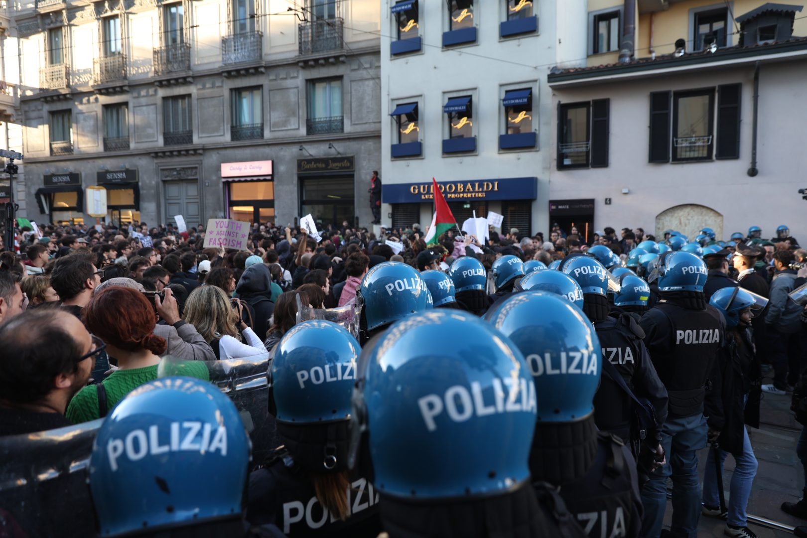 Città blindate, in corso manifestazioni in tutta Italia: scontri e feriti a Bologna, a Roma forzati gli ingressi del Colosseo / Foto e Video