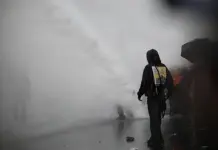 Francia, in 110mila in piazza a Parigi: cannoni ad acqua e lacrimogeni a Porte de Vincennes