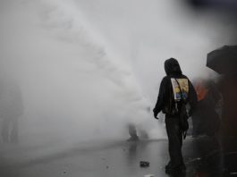 Francia, in 110mila in piazza a Parigi: cannoni ad acqua e lacrimogeni a Porte de Vincennes