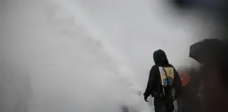 Francia, in 110mila in piazza a Parigi: cannoni ad acqua e lacrimogeni a Porte de Vincennes
