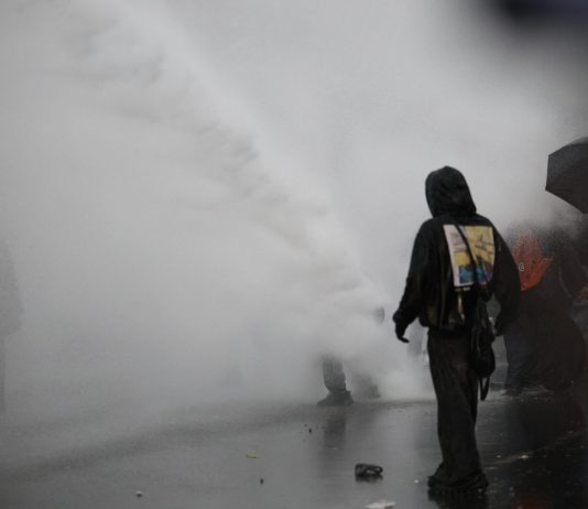 Francia, in 110mila in piazza a Parigi: cannoni ad acqua e lacrimogeni a Porte de Vincennes