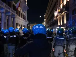 Manifestazioni in tutta Italia, 9 arresti e 87 denunce: scontri e feriti, a Roma forzati gli ingressi del Colosseo / Foto e Video