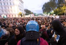 Manifestazioni in tutta Italia per lo sciopero generale. A Roma lanci di oggetti contro la Polizia, 8 fermati / Foto e Video