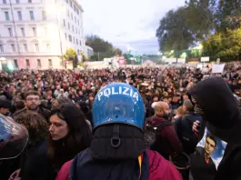 Manifestazioni, nelle piazze oltre 255 mila persone. A Roma lanci di oggetti contro la Polizia, 8 fermati / Foto e Video