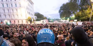 Manifestazioni, nelle piazze oltre 255 mila persone. A Roma lanci di oggetti contro la Polizia, 8 fermati / Foto e Video