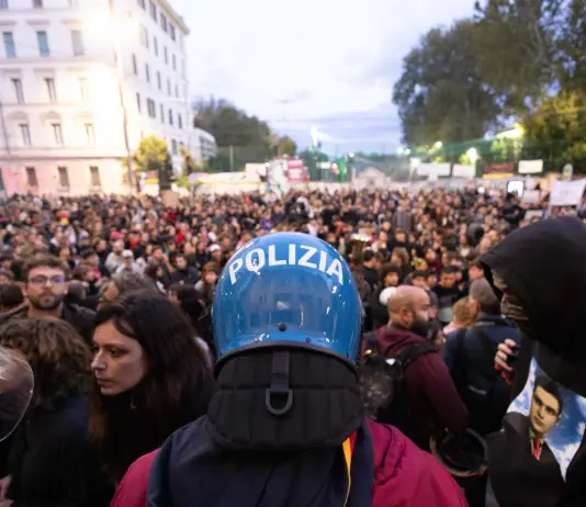 Manifestazioni in tutta Italia per lo sciopero generale. A Roma lanci di oggetti contro la Polizia, tensioni a Torino / Foto e Video