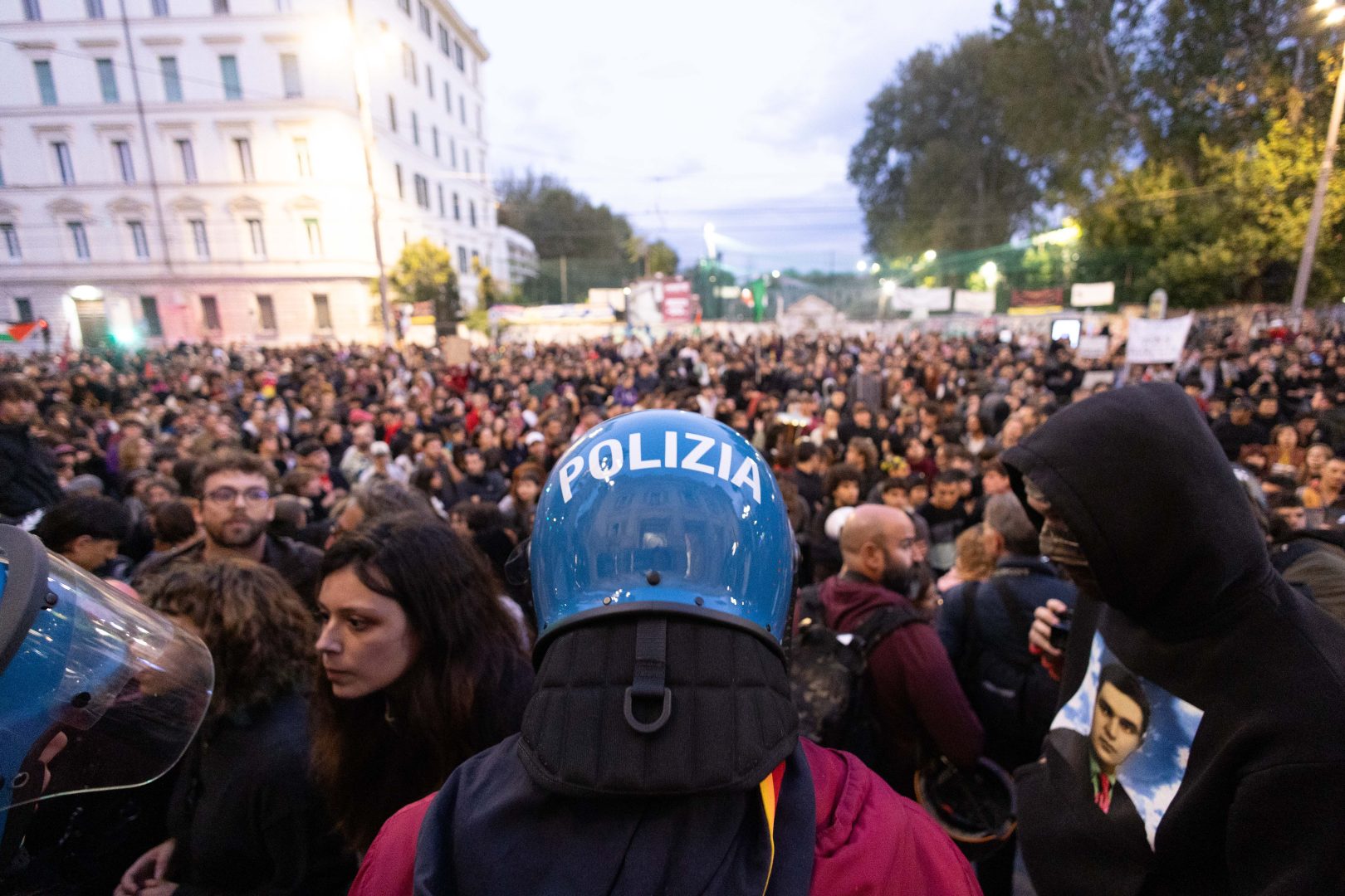 Manifestazioni in tutta Italia, nelle piazze oltre 255 mila persone. A Roma lanci di oggetti contro la Polizia, 8 fermati / Foto e Video