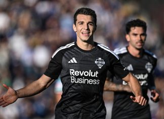 Douvikas trascina il Como con una doppietta, Sassuolo al tappeto 2-0