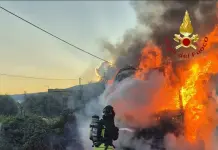 Si incendia un autocarro sulla SS 115, fiamme domate dai Vigili del Fuoco: nessun ferito