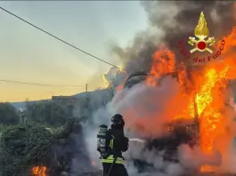 Si incendia un autocarro sulla SS 115, fiamme domate dai Vigili del Fuoco: nessun ferito