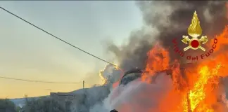 Si incendia un autocarro sulla SS 115, fiamme domate dai Vigili del Fuoco: nessun ferito