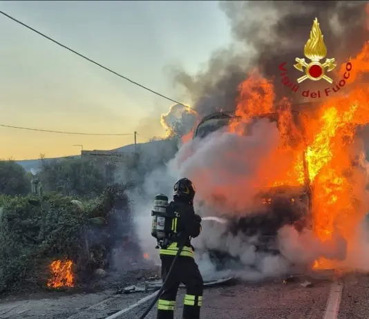 Si incendia un autocarro sulla SS 115, fiamme domate dai Vigili del Fuoco: nessun ferito