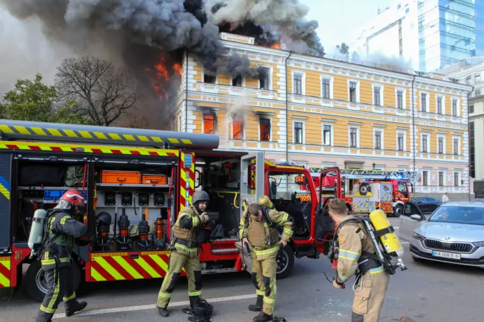 Guerra Ucraina-Russia: Droni russi colpiscono un palazzo al centro di Kiev, persone tentano la fuga appese ai cornicioni