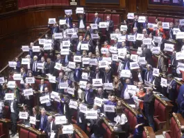 La riforma elettorale è legge, Meloni: “Garantiamo rappresentanza e stabilità”. L’opposizione protesta in aula