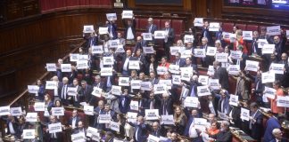 La riforma elettorale è legge, Meloni: “Garantiamo rappresentanza e stabilità”. L’opposizione protesta in aula