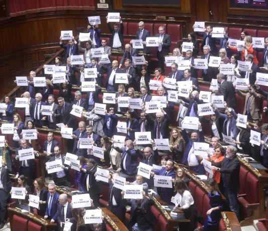 La riforma elettorale è legge, Meloni: “Garantiamo rappresentanza e stabilità”. L’opposizione protesta in aula