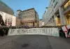Tensioni a Milano alla manifestazione del centrodestra, schermaglie e urla per lo striscione “Vi remigreremo tutti”