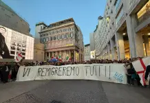 Tensioni a Milano alla manifestazione del centrodestra, schermaglie e urla per lo striscione “Vi remigreremo tutti”
