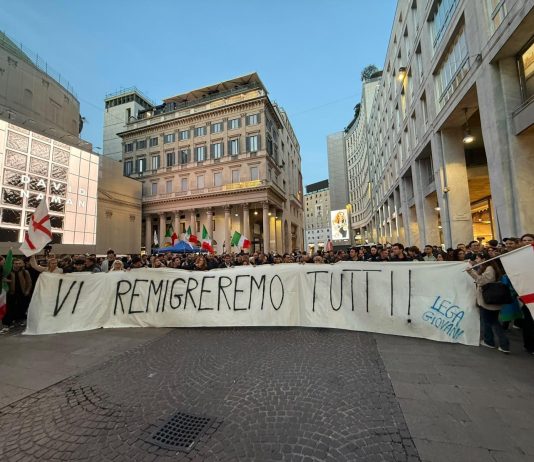 Tensioni a Milano alla manifestazione del centrodestra, schermaglie e urla per lo striscione “Vi remigreremo tutti”