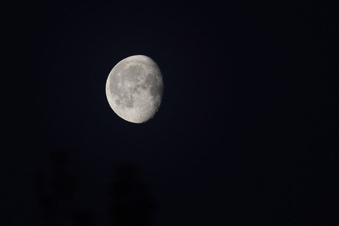 Immagini dalla NASA: The dark side of the moon - Artemis II, mai l'uomo così lontano dalla Terra